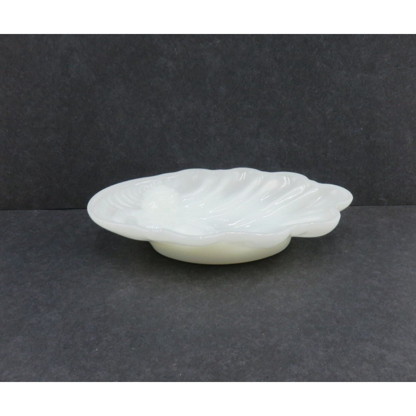 Vintage Avon Milk Glass Cherub In Shell Soap Dish Trinket Tray White