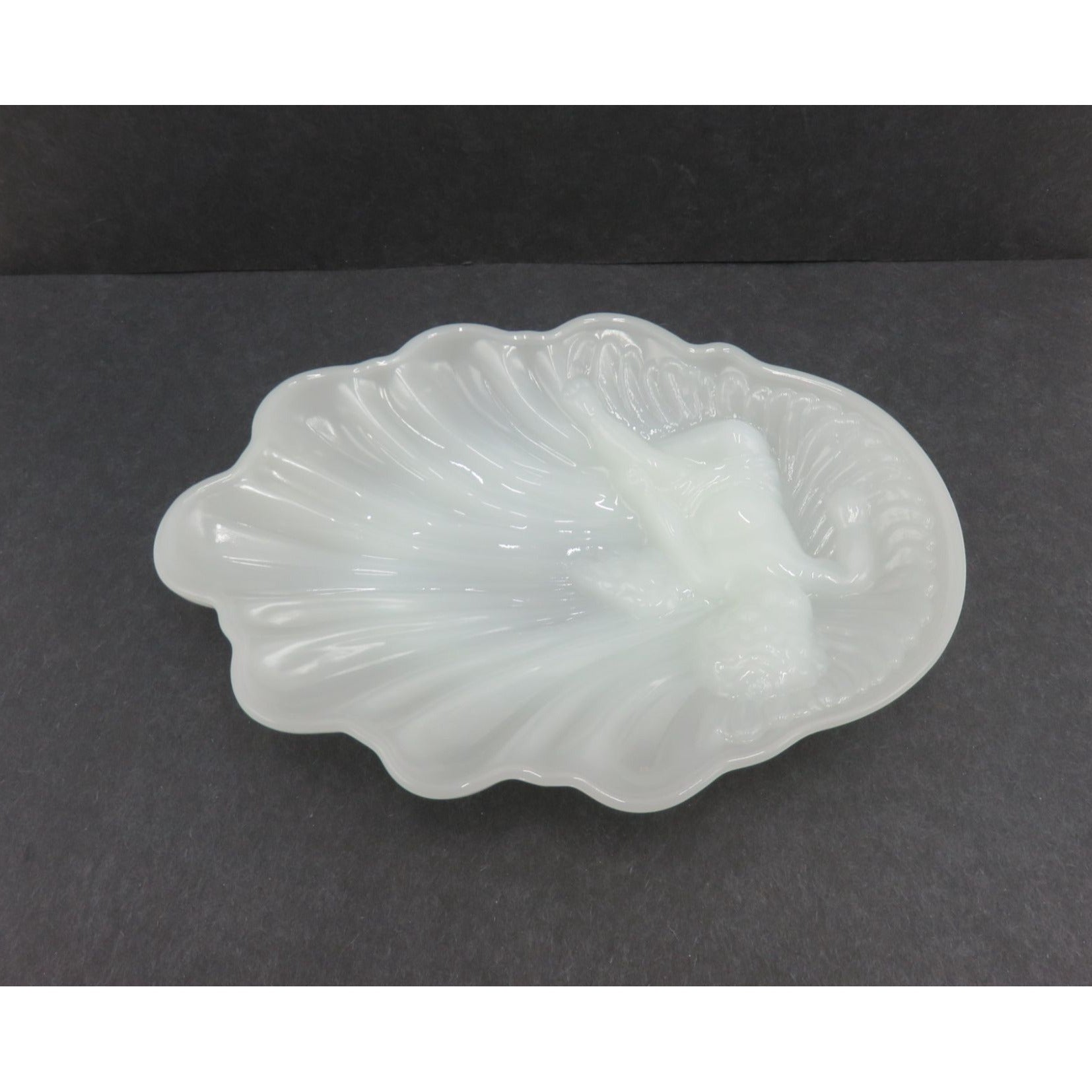 Vintage Avon Milk Glass Cherub In Shell Soap Dish Trinket Tray White