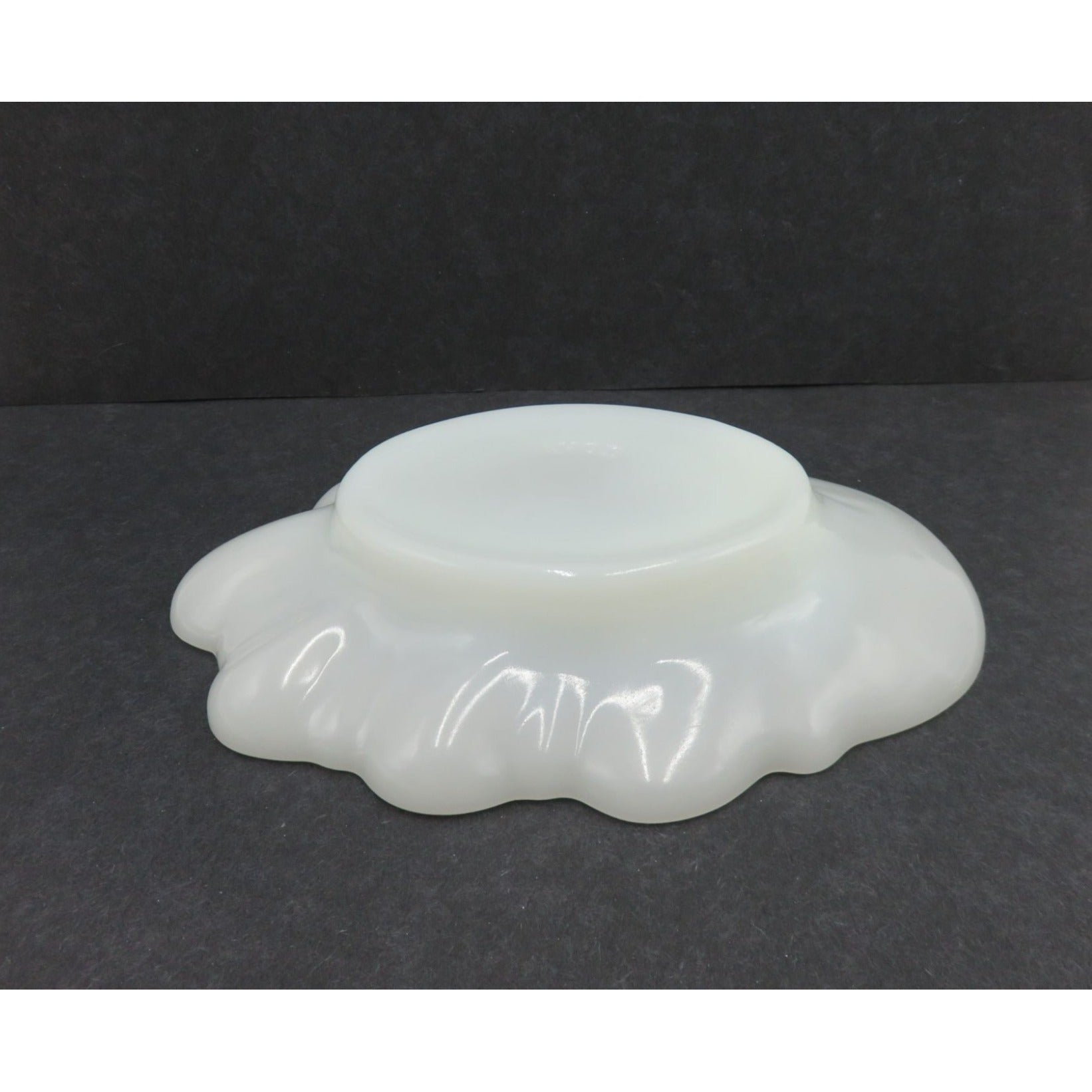 Vintage Avon Milk Glass Cherub In Shell Soap Dish Trinket Tray White