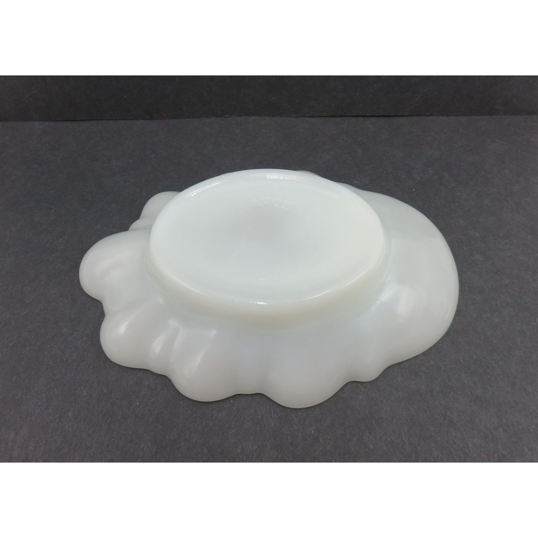 Vintage Avon Milk Glass Cherub In Shell Soap Dish Trinket Tray White
