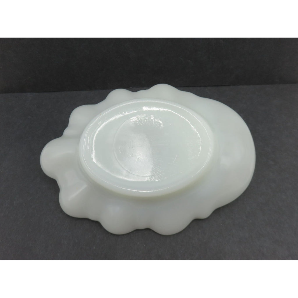 Vintage Avon Milk Glass Cherub In Shell Soap Dish Trinket Tray White